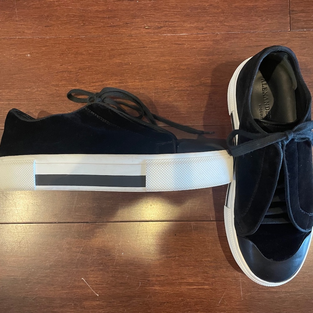 Alexander McQueen Velvet casual laced shoe